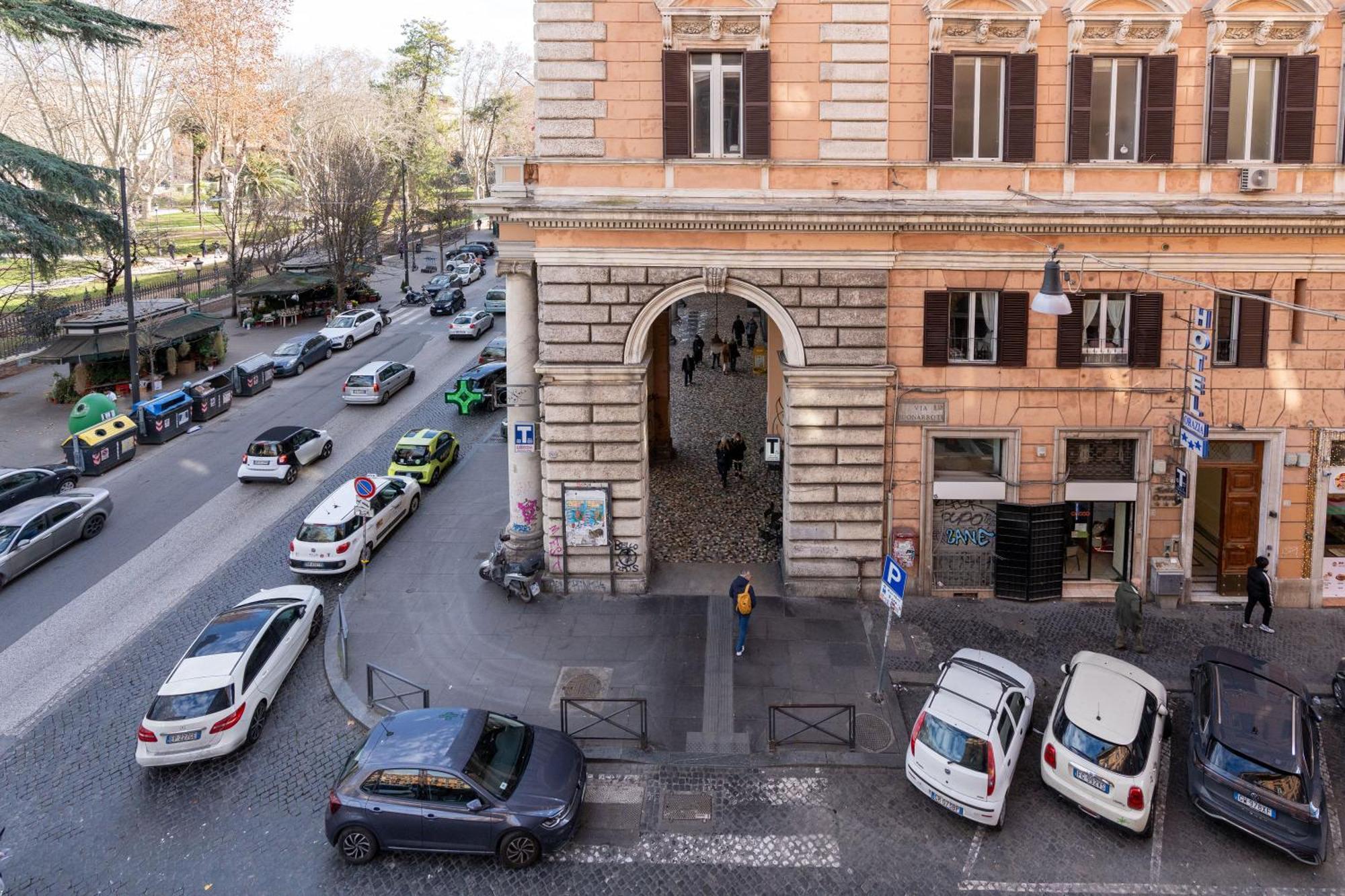 Leone D'Oro Guesthouse - Close To Piazza Vittorio Рим Экстерьер фото