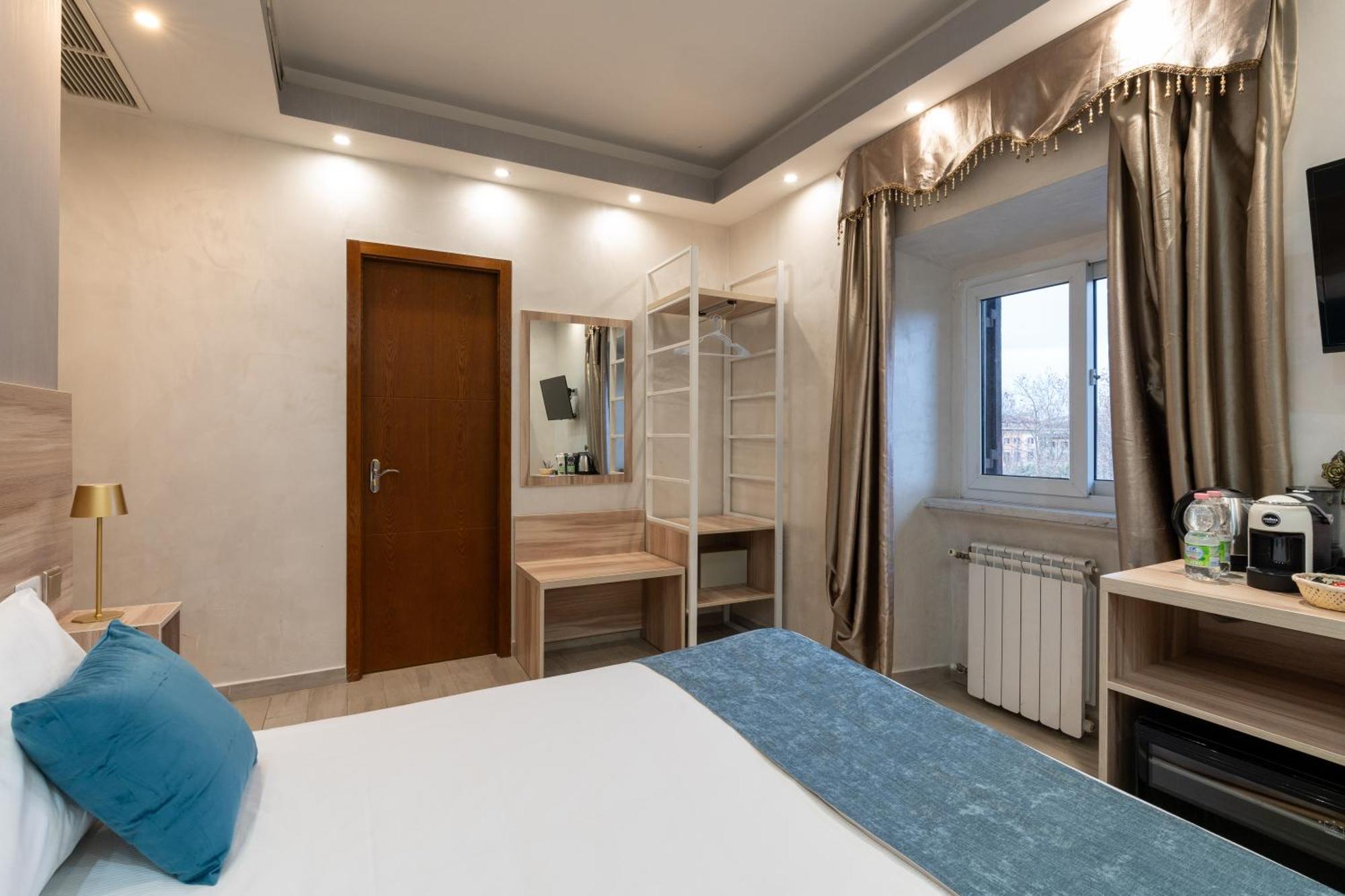 Leone D'Oro Guesthouse - Close To Piazza Vittorio Рим Экстерьер фото