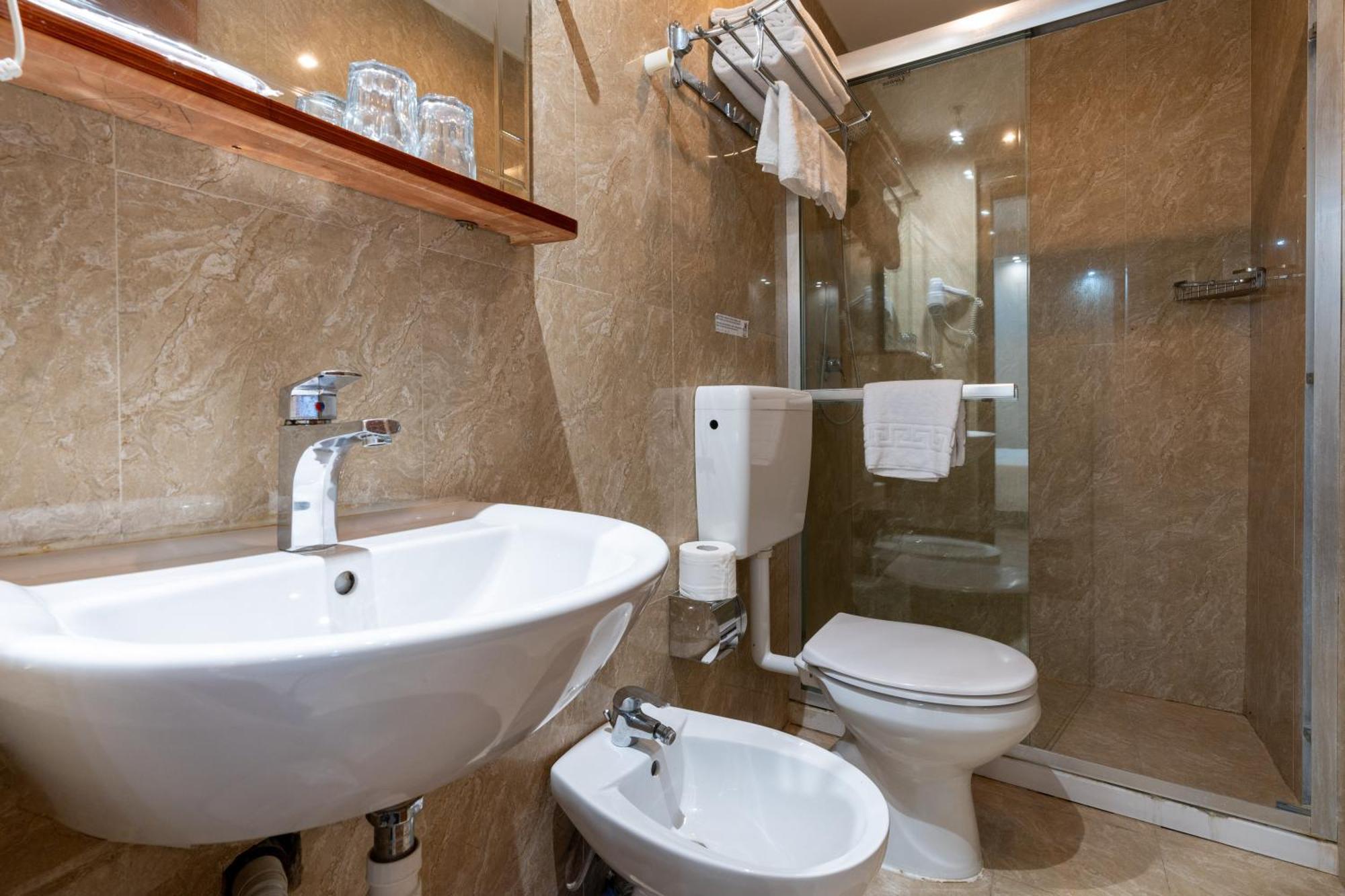 Leone D'Oro Guesthouse - Close To Piazza Vittorio Рим Экстерьер фото