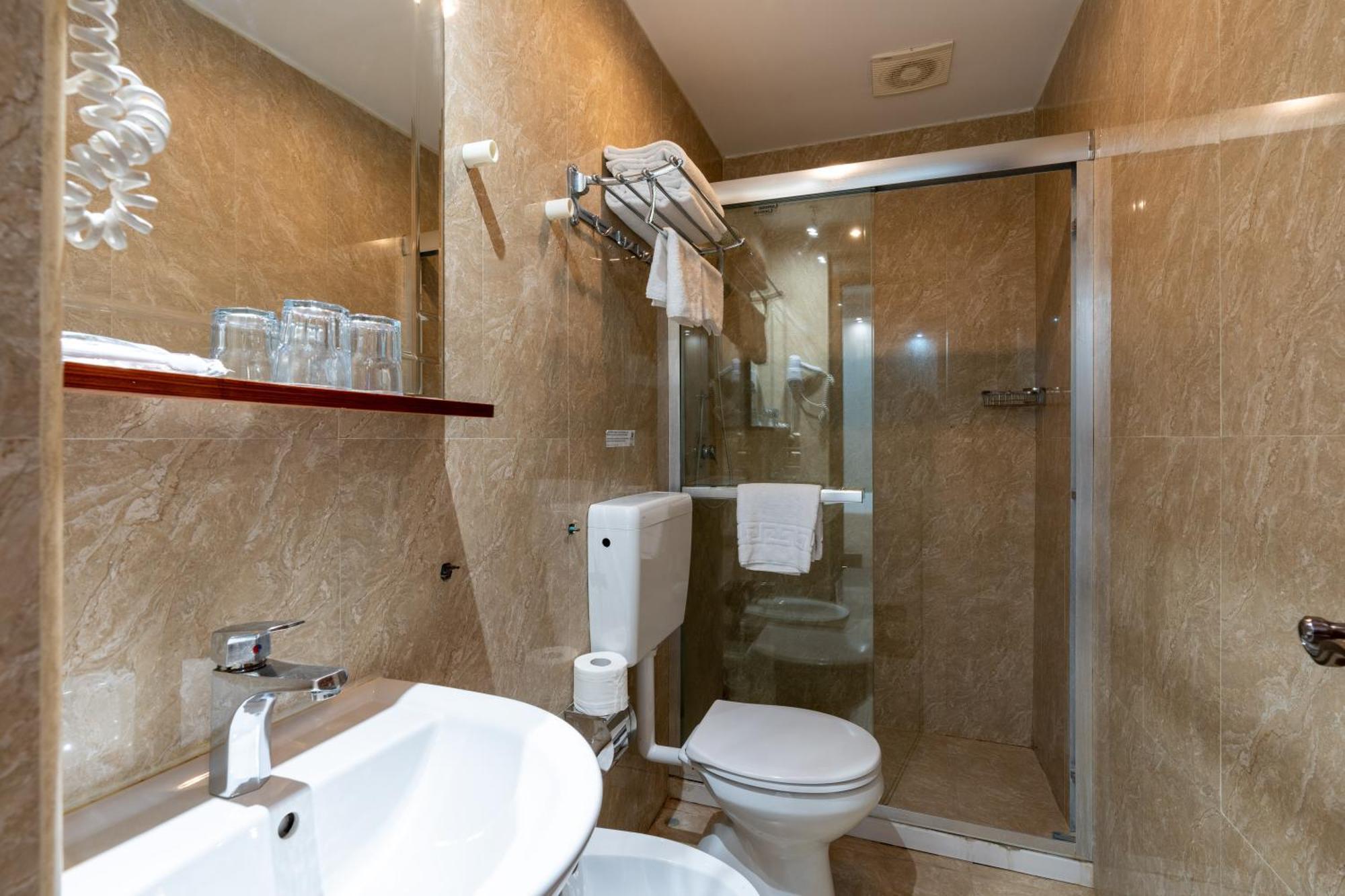 Leone D'Oro Guesthouse - Close To Piazza Vittorio Рим Экстерьер фото